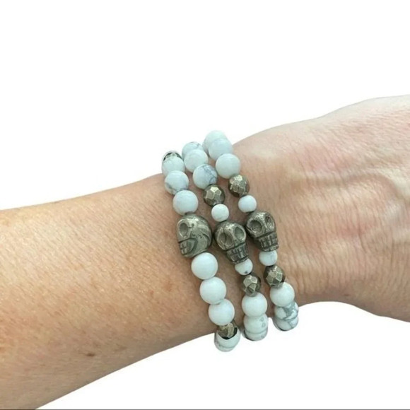 White Howlite & Pyrite Skull Stretch Bracelet - Picture 2 of 4
